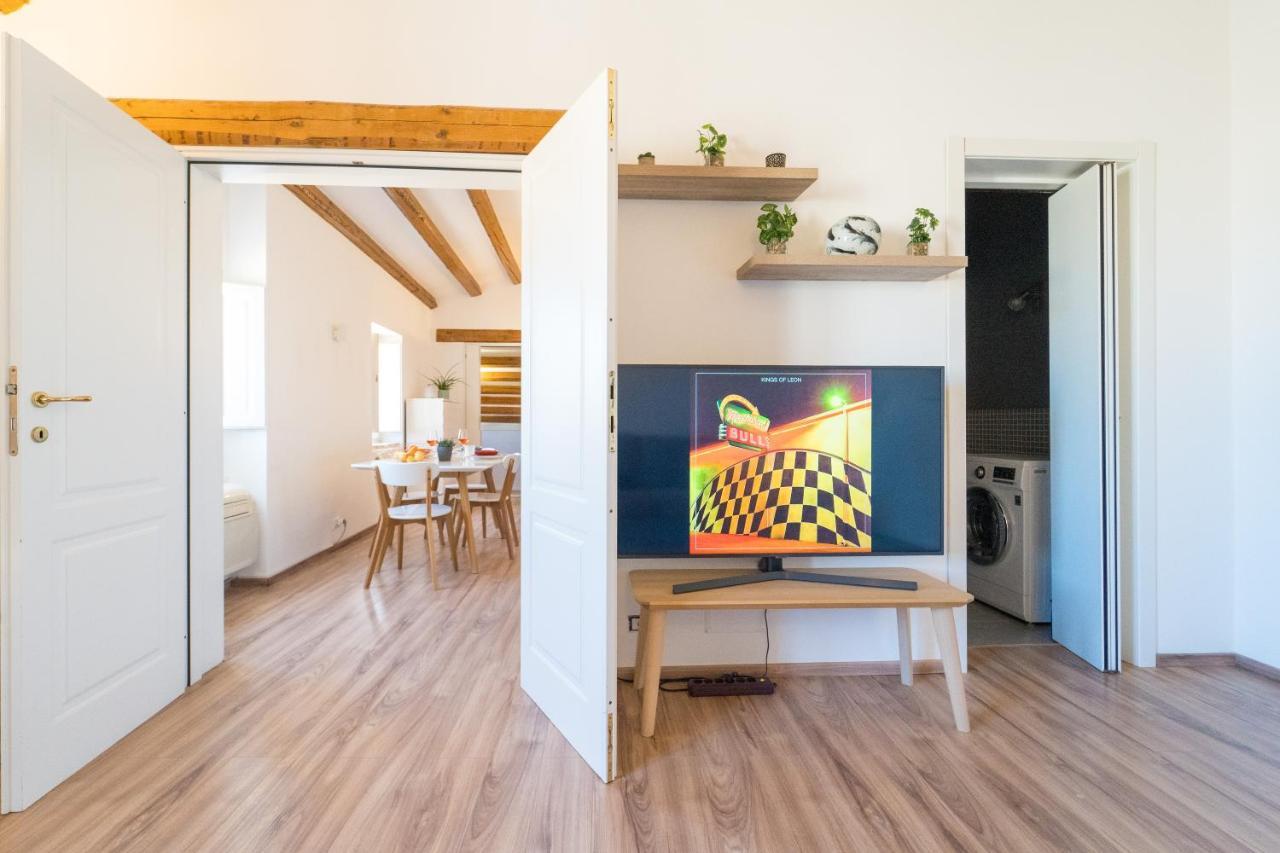 A Look At Ortigia - Bright Apartment