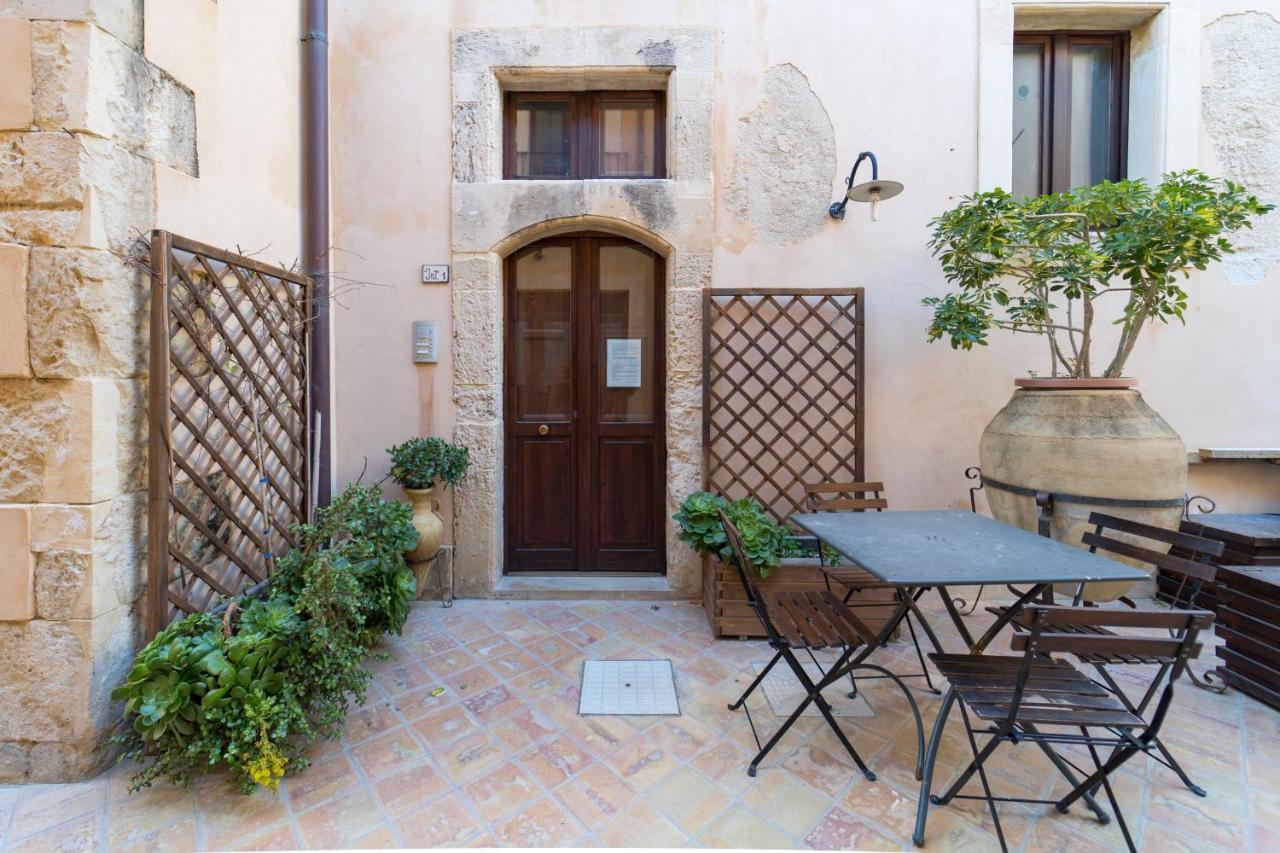 A Look At Ortigia - Bright Apartment *